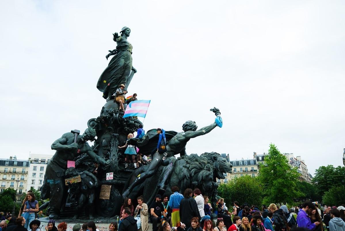 REBELIÓN. La juventud francesa en la plaza de la Nación. / INSTAGRAM @nouveau.front.populaire.