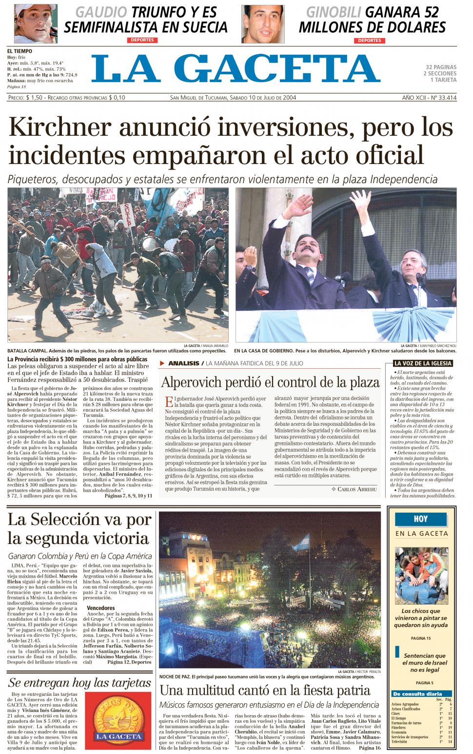 2004. Mientras Kirchner y Alperovich saludaban, en una zona de la plaza chocaban grupos de manifestantes.