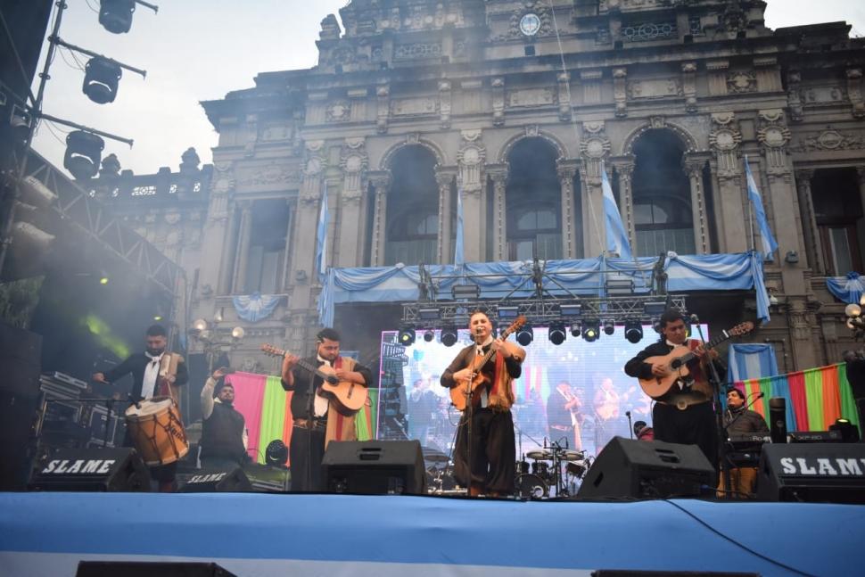 LOCALES. Los Carperos representaron a Las Talitas con su música en el escenario.