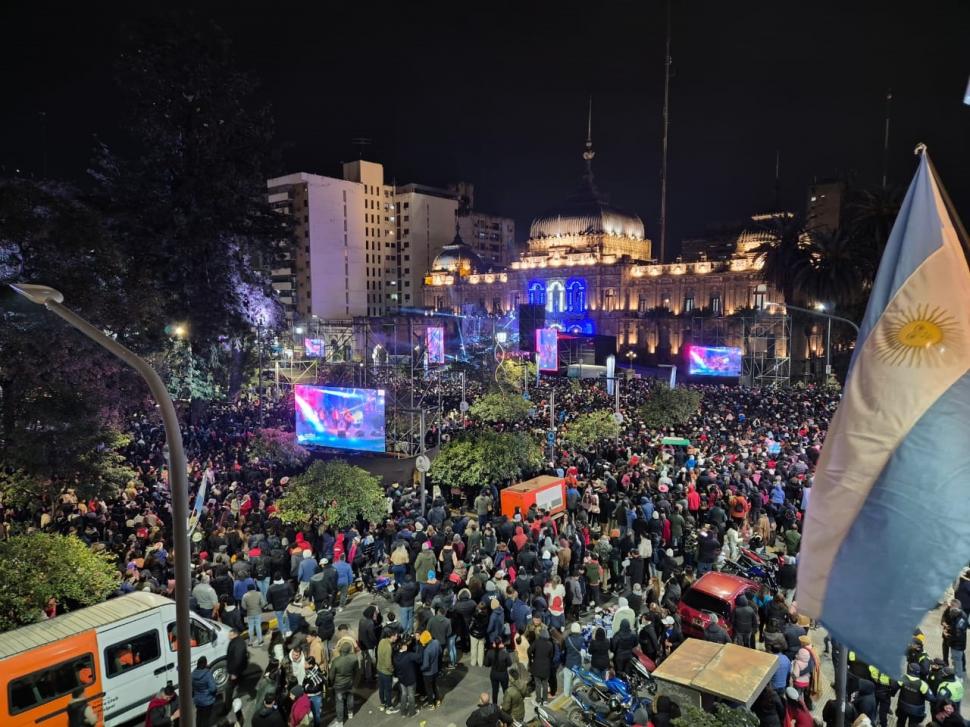 El Chaqueño hizo bailar y cantar a Tucumán en la fiesta de la plaza Independencia