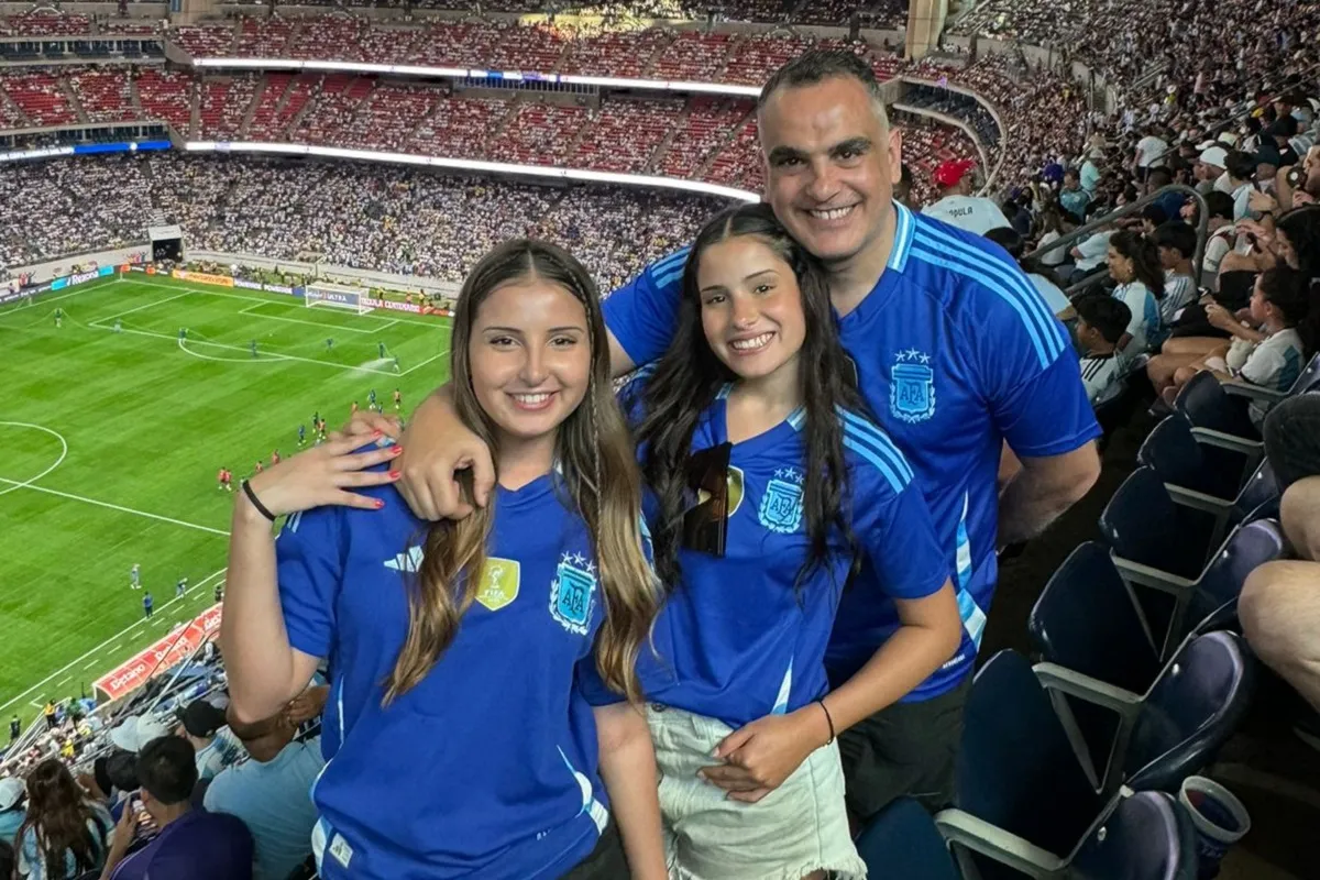 EN FAMILIA. El presidente de Villa Mitre de Tafí Viejo, Daniel Díaz posa en el estadio junto a sus dos hijas Solana y Aldana. 