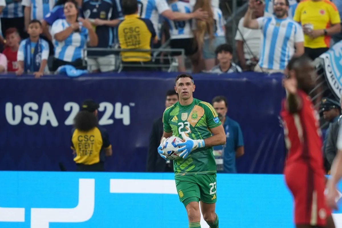 Nuevo look y nueva valla invicta: mirá la reacción de “Dibu” Martínez a una atajada sobre el final del partido