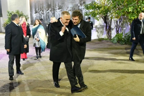 Lo que dejó la firma del Pacto: sonrisas cómplices, una estatuilla y un Milei en la piel de San Martín