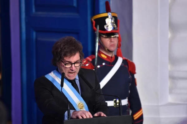 Milei repartió reproches y se fue de Tucumán con el acta firmada