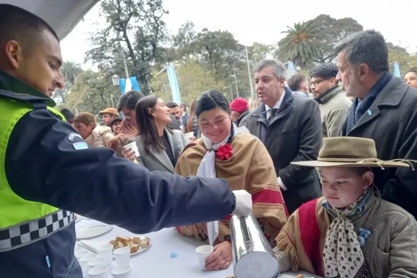 Los festejos del 9 de Julio continuaron con el tradicional chocolate en la plaza Independencia