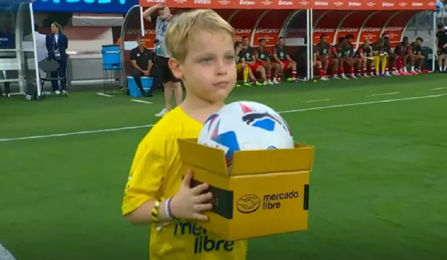 El hijo de Marley, Mirko, entregó la pelota del partido entre Argentina y Canadá