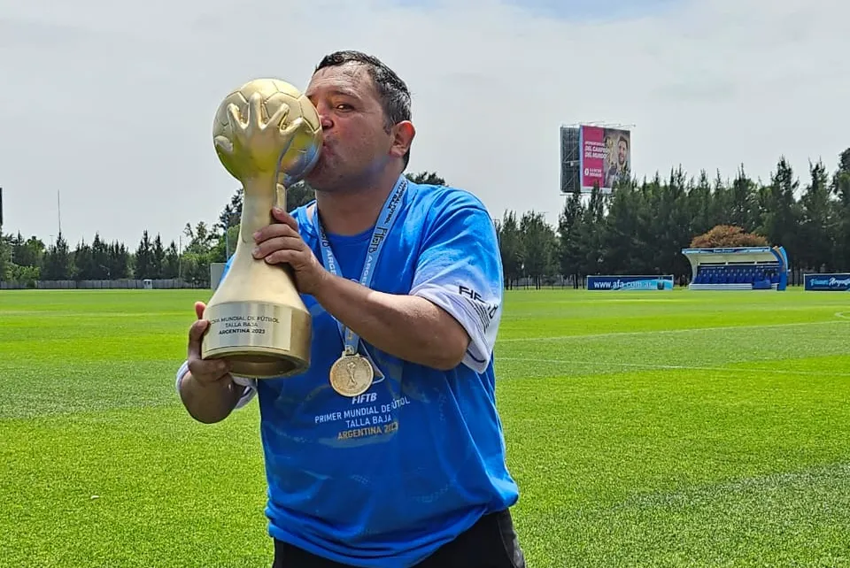 Es de Amaicha del Valle, juega para el seleccionado de Catamarca y salió campeón del mundo con la Selección de talla baja