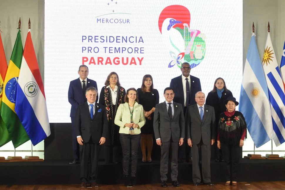 JUNTOS, PESE A TODO. Mondino, Lula, Peña, Lacalle Pou y el presidente de Panamá Jose Raul Mulino.