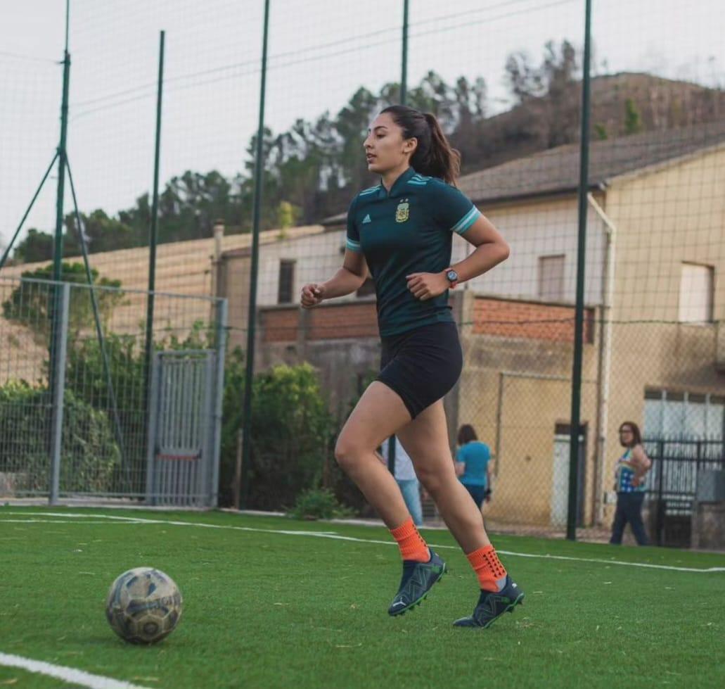 EN ACCIÓN. Cuba Timo, durante una de sus prácticas futbolísticas en Italia.