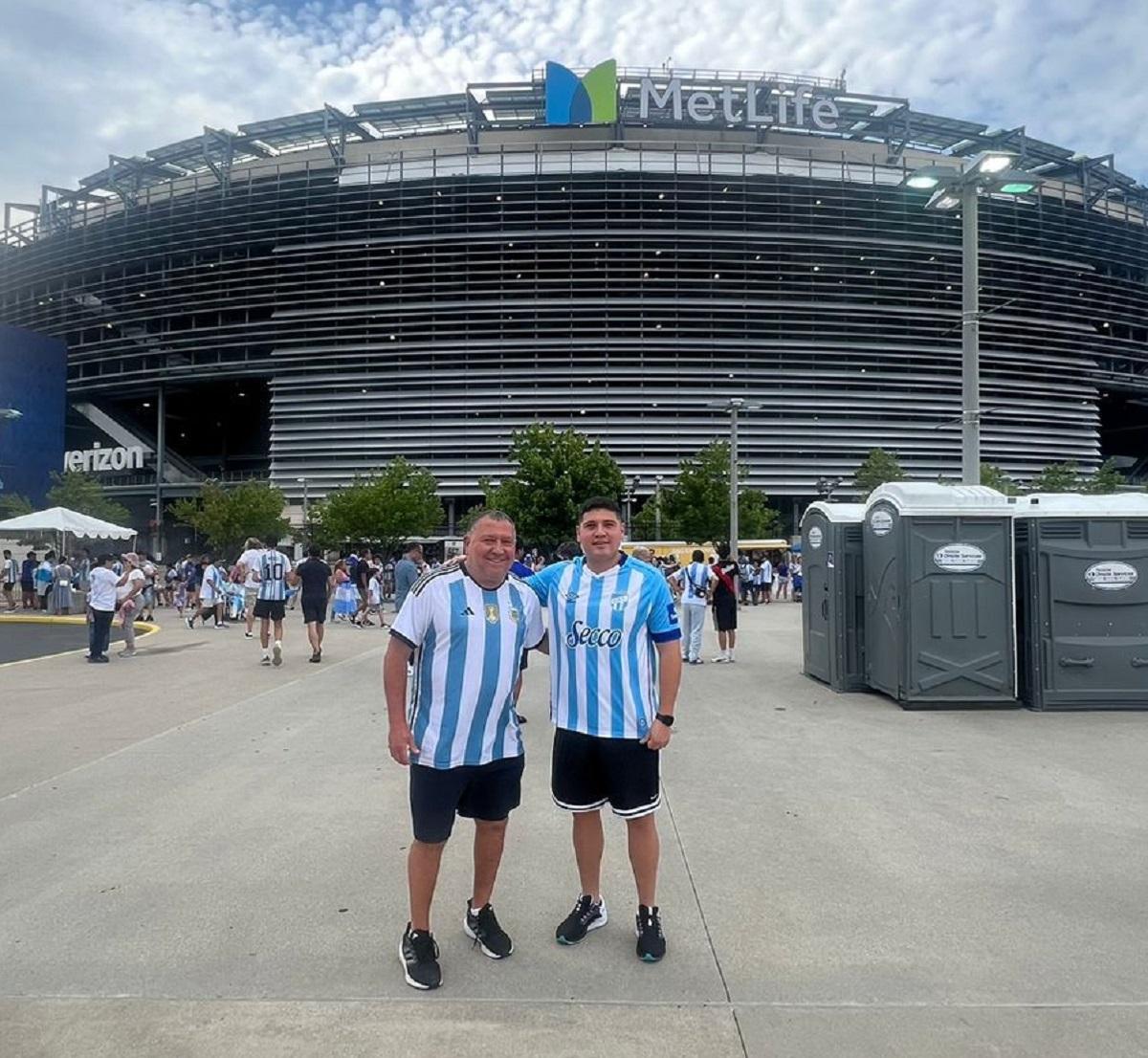 EXPECTANTES. Oscar Juárez junto a su hijo Rodrigo, en las afueras del MetLife.