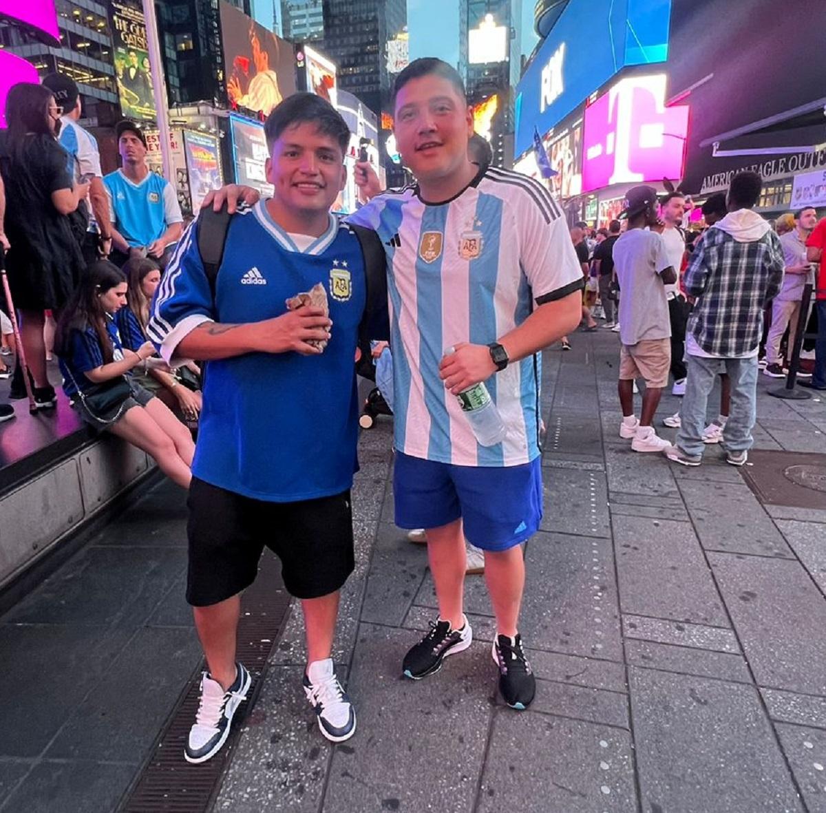 FELICES. Enzo Marcial alienta a la Selección en el banderazo junto a su amigo Rodrigo Juárez.