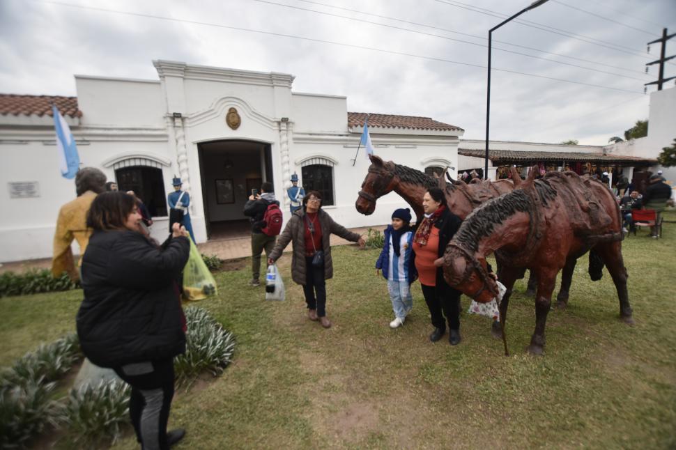 RECUERDOS. La gente se sacó fotos frente a la réplica de la Casa Histórica.