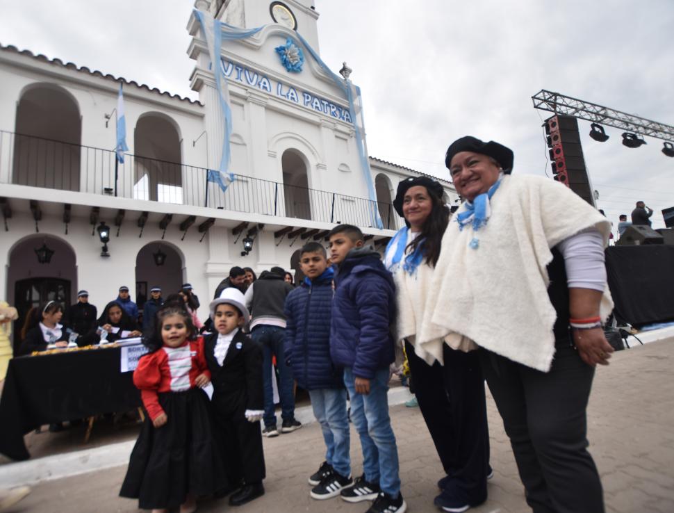 VESTIDOS DE ÉPOCA. Se vieron mucho los colores patrios en la vestimenta.