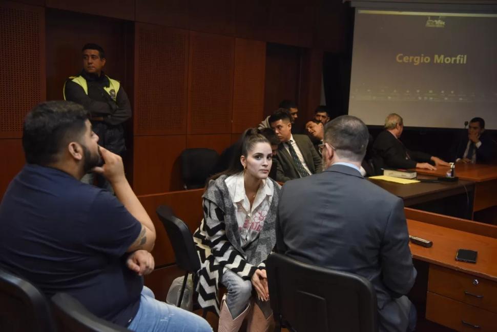 CON MIRADA DESAFIANTE. Solange Beltramino dialoga con Macario Santamarina, uno de sus defensores.