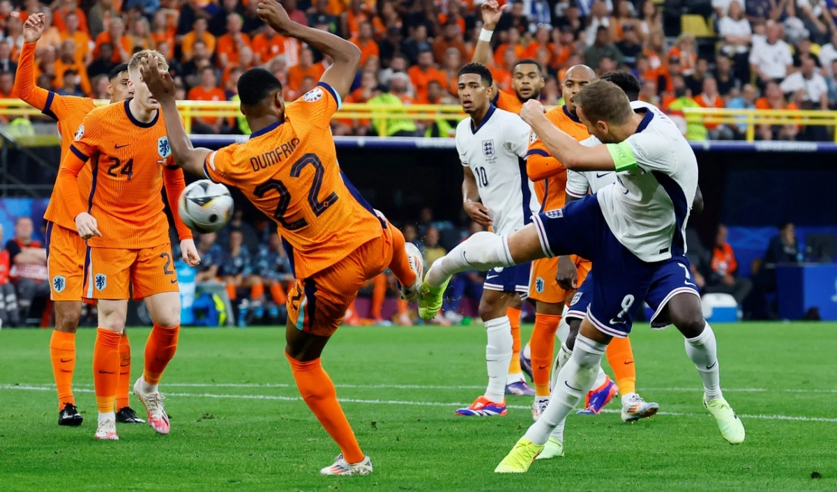 PENAL. Harry Kane recibió una falta de Dumfries y marcó el 1-1 del partido.