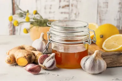 El remedio casero a base de ajo que es expectorante y antiviral para prevenir los resfriados
