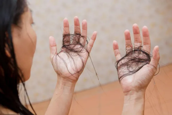 ¿Qué significa soñar que se nos cae el pelo según la teoría de Sigmund Freud?