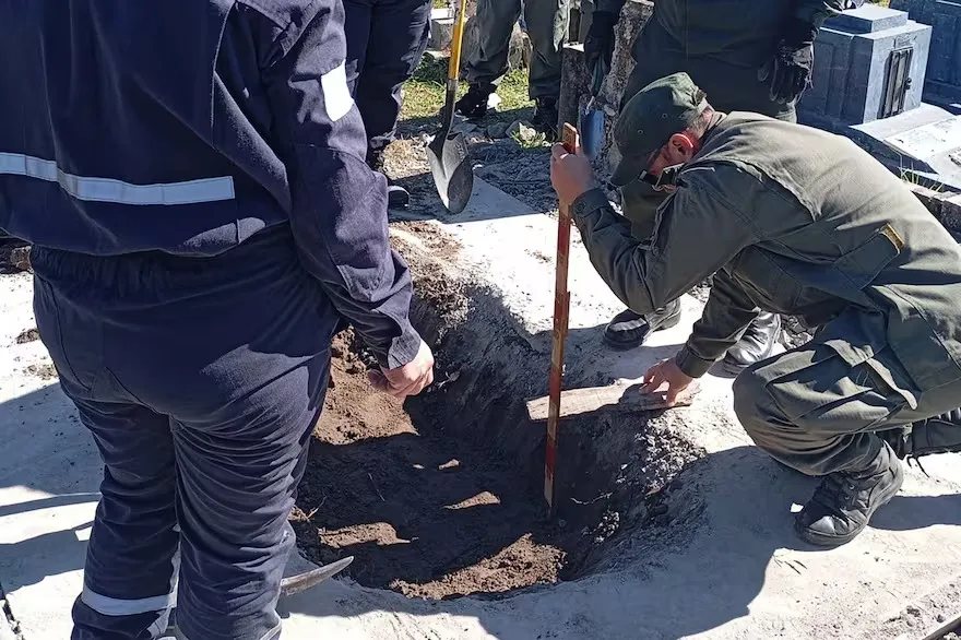 Búsqueda de Loan: qué encontraron en el cementerio, donde rompieron una lápida