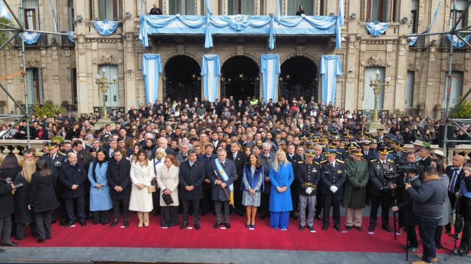 INSTITUCIONALIDAD. Jaldo encabezó el acto del que participaron autoridades legislativas, judiciales, provinciales, municipales y de fuerzas armadas. @OsvaldoJaldo