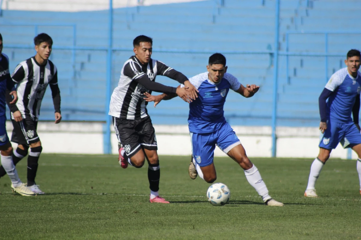 INTENSO. Adrián Sánchez lucha contra los volantes santiagueños, el primer amistoso terminó 1-1.