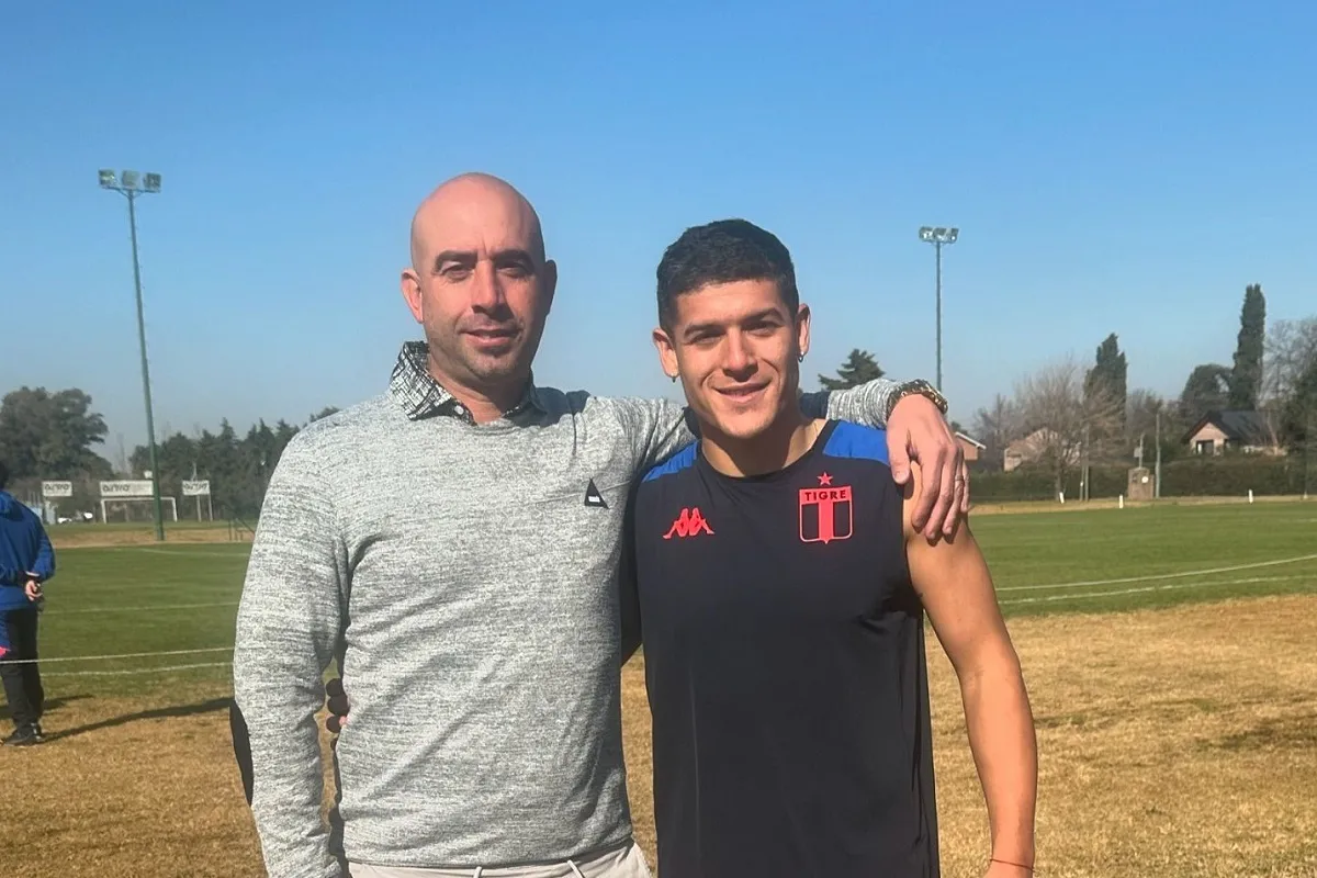 FELICES. Omar Esperón posa junto a Nahuel Banegas, en el predio de Tigre.