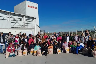 Los nenes del video que cantaron la canción de Marolio fueron invitados a conocer la fábrica: Estamos felices