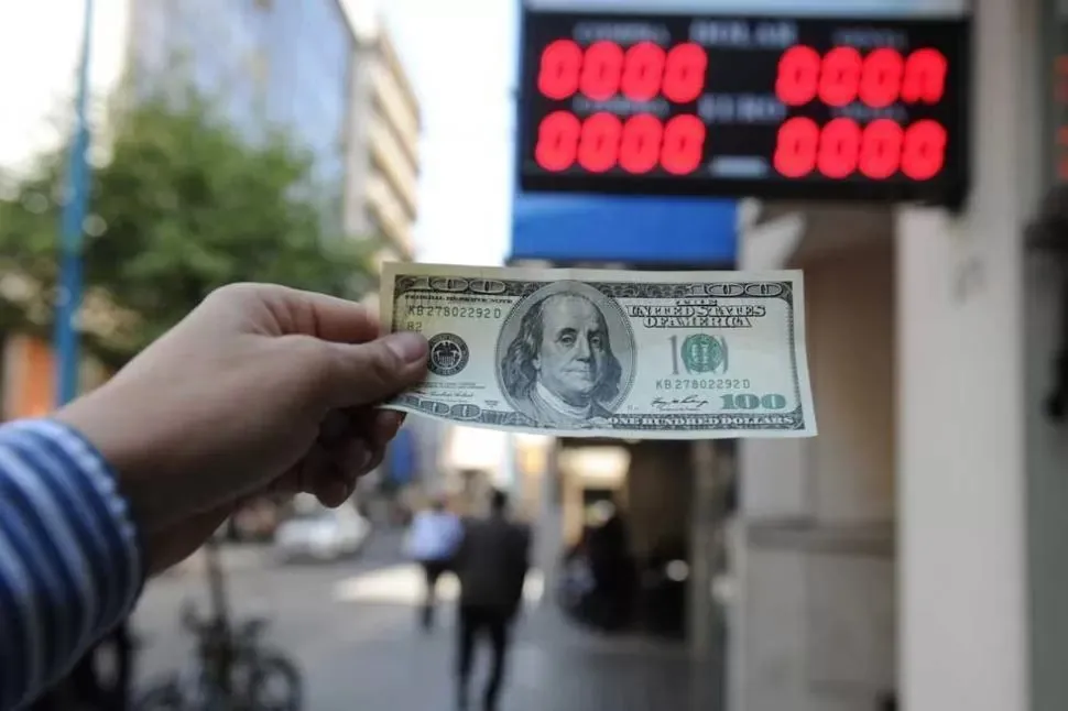 Una por una, las señales económicas que impulsan la suba del dólar blue