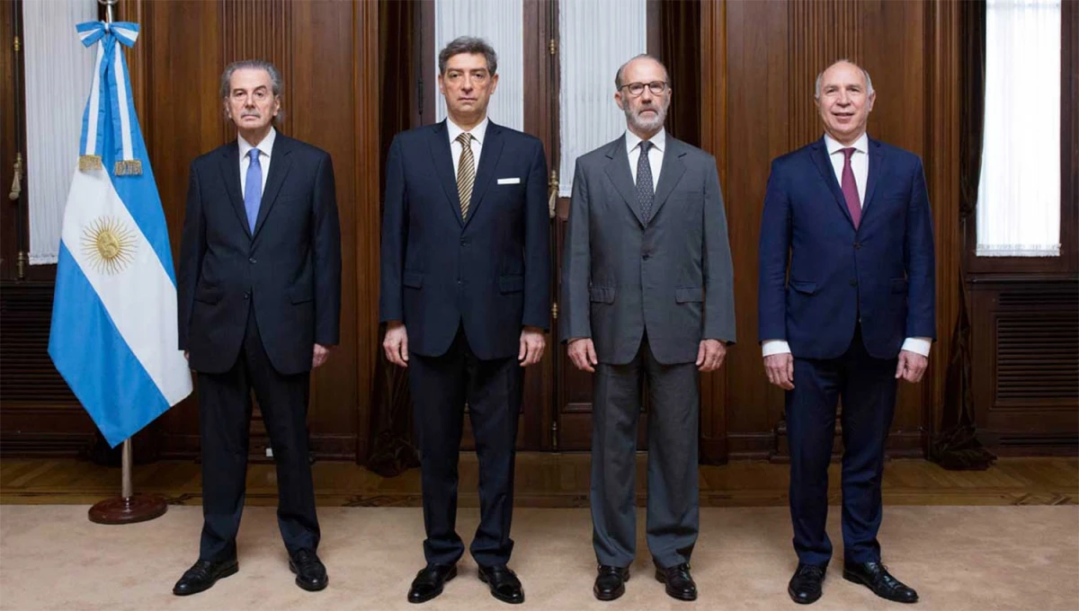 or Juan Carlos Maqueda (ministro), Horacio Rosatti (presidente), Carlos Rosenkrantz (vicepresidente) y Ricardo Luis Lorenzetti (ministro).