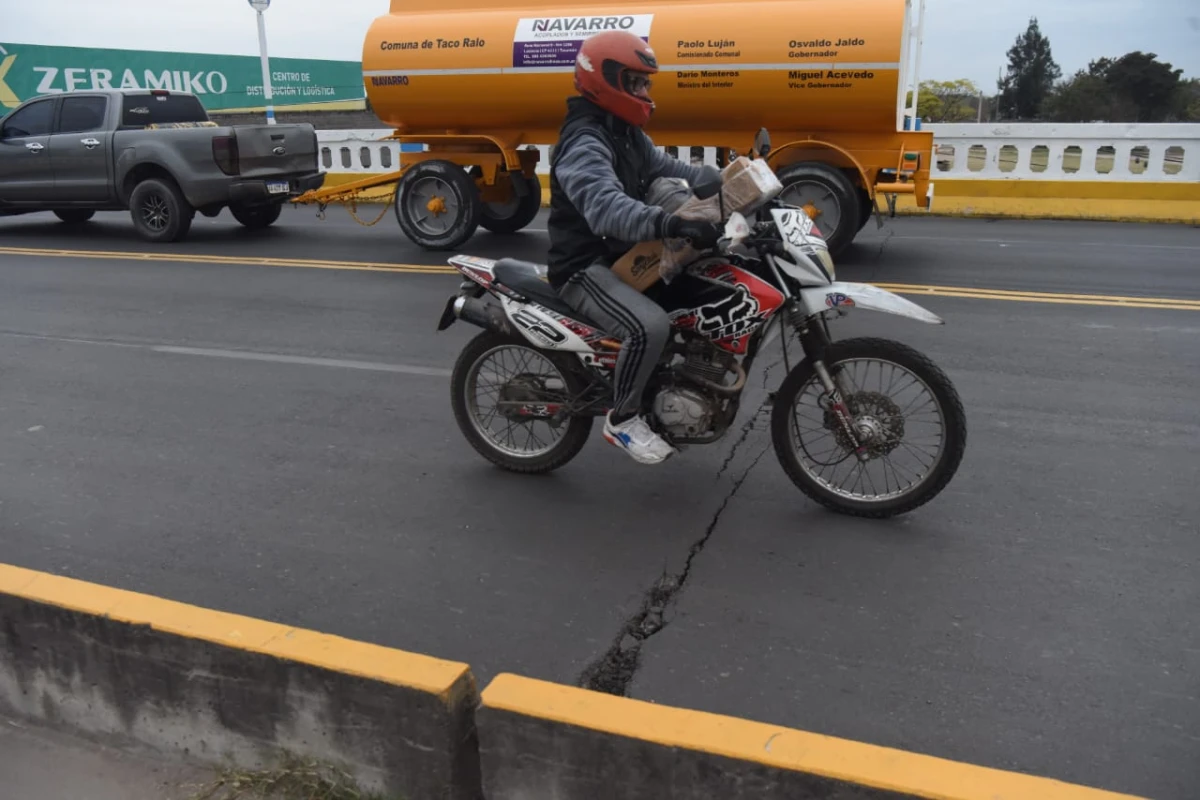 Grietas en el puente Lucas Córdoba