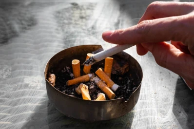 El gobernador vetó la ley que obliga a dar cobertura médica a los fumadores