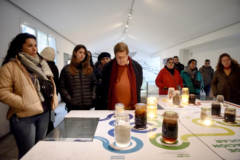 UNA CLASE. Los turistas aprendieron cómo es todo el circuito de la caña.