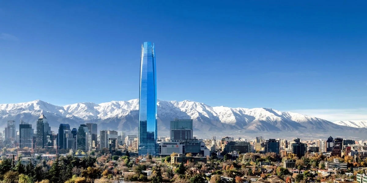 LA GRAN TORRE SANTIAGO.Con 300 metros, es el edificio más alto de Chile y de Sudamérica (recibe hasta tres millones de visitantes mensuales) y es un hito arquitectónico.