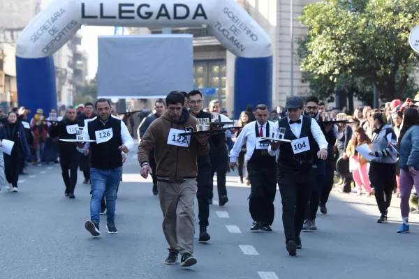 Mozos y camareras compitieron en una carrera imperdible en plaza Independencia