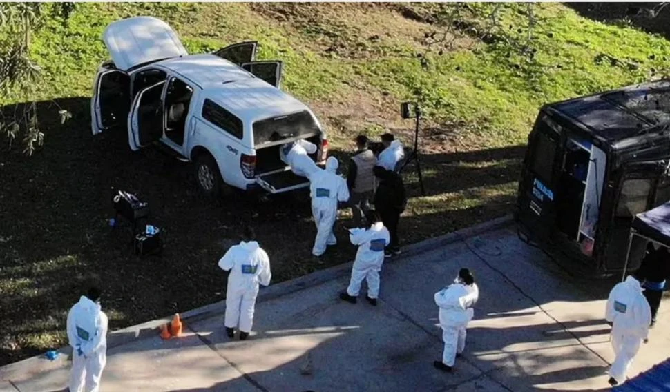 POLÉMICA. Los peritos analizaron la camioneta de Pérez después de haber permanecido secuestrada más de 10 días en la comisaría de 9 de Julio.