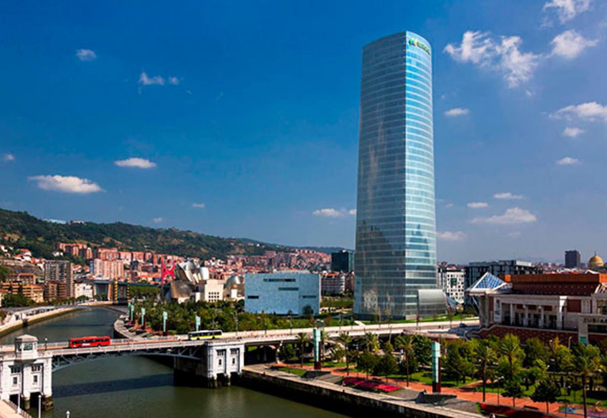 TORRE IBERDROLA, en Bilbao. Se integra al lugar sin desequilibrar el medioambiente.