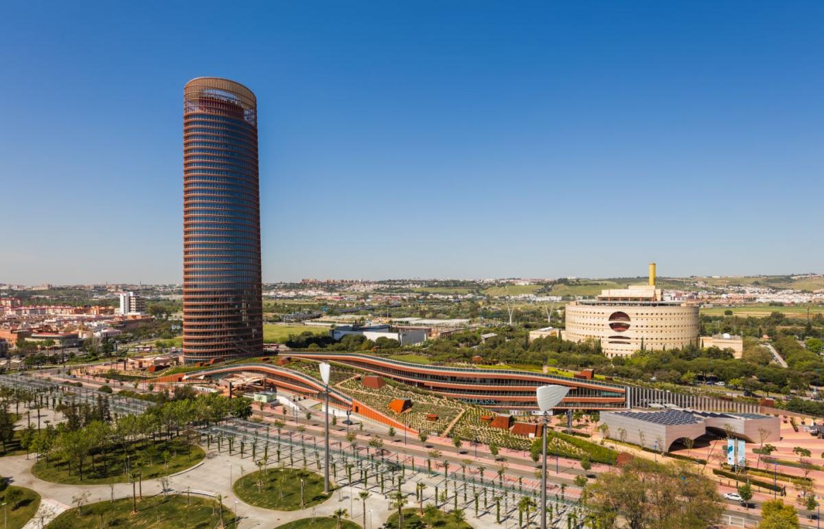 SEVILLA. La torre de Pelli superó en altura a la Giralda, el monumento de la ciudad.