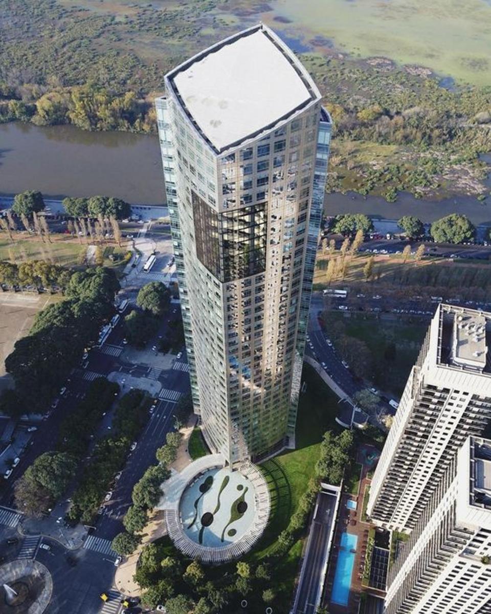 TORRE YPF. En Puerto Madero, con un jardín de invierno entre los pisos 26 y 31.