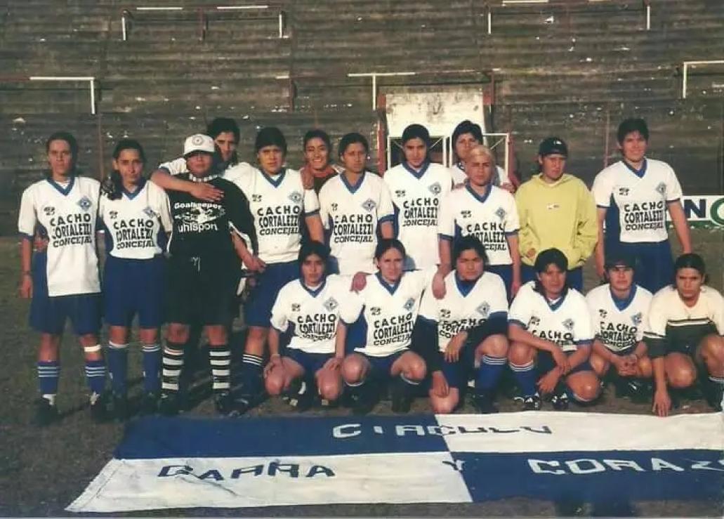 IDOLO. Formación del equipo del Círculo, Nieva con la indumentaria al estilo del arquero Chilavert. 