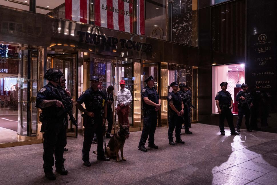 REACCIÓN. En Nueva York se ordenó custodiar el edificio del magnate.