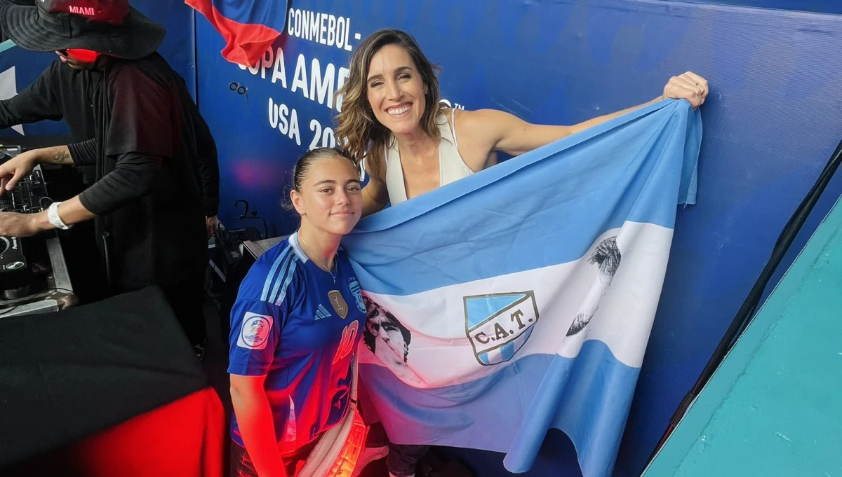 En la previa a la final de la Copa América, Soledad Pastorutti posó con una bandera de Atlético Tucumán