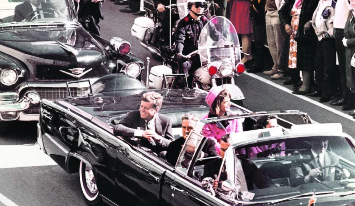 EN 1963. El presidente Kennedy fue asesinado a tiros en Dallas (Texas).