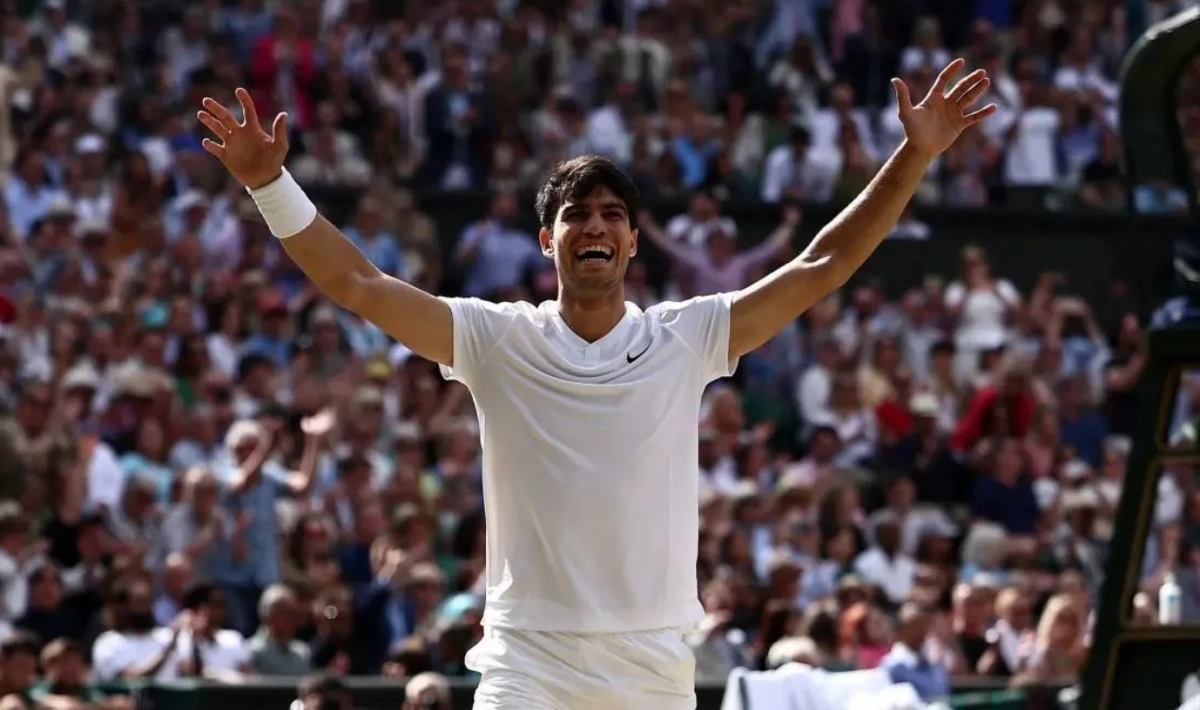 Paliza y título: Carlos Alcaraz superó a Novak Djokovic, y es el campeón de Wimbledon