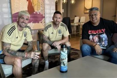 Con mates y un detalle particular: “Chiqui” Tapia repitió la cábala con Messi y De Paul en la previa a la final de la Copa América