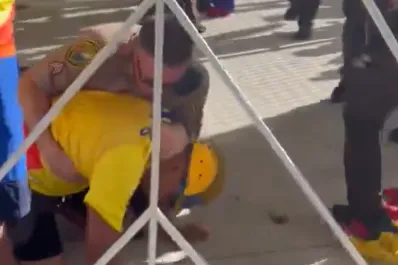 Imágenes sensibles: así detenía la polícia a los colombianos que querían ingresar sin entradas