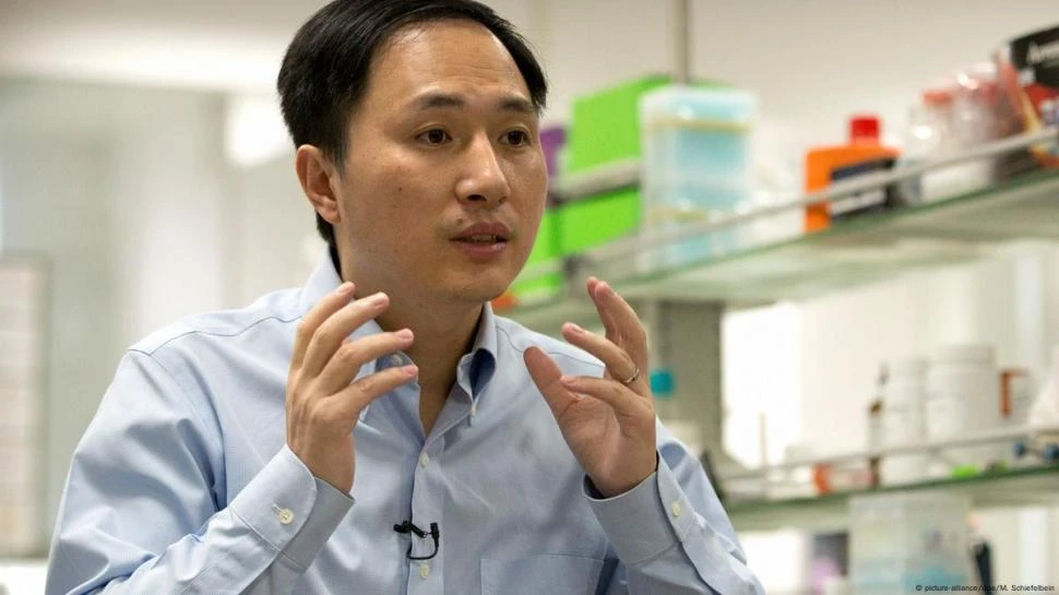 HE JIANKUI. Controvertido por sus experimentos con el ADN de seres humanos, fue condenado a prisión. Ahora dirige un laboratorio en Beijing.