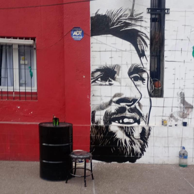 Lionel Messi en la pared de Pellegrini 98, donde está el estudio de tatuajes. 