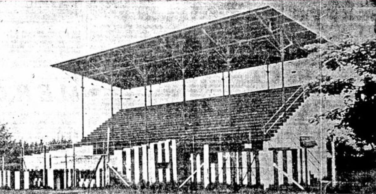 TRIBUNA METÁLICA. La oficial, ubicada sobre calle Matienzo, fue realizada en el exterior.