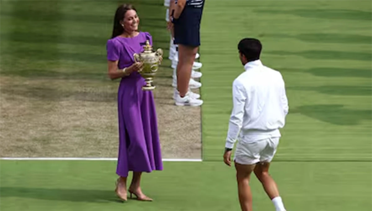 EN LA CATEDRAL. Kate Middleton le entregó el trofeo a Carlos Alcaraz.