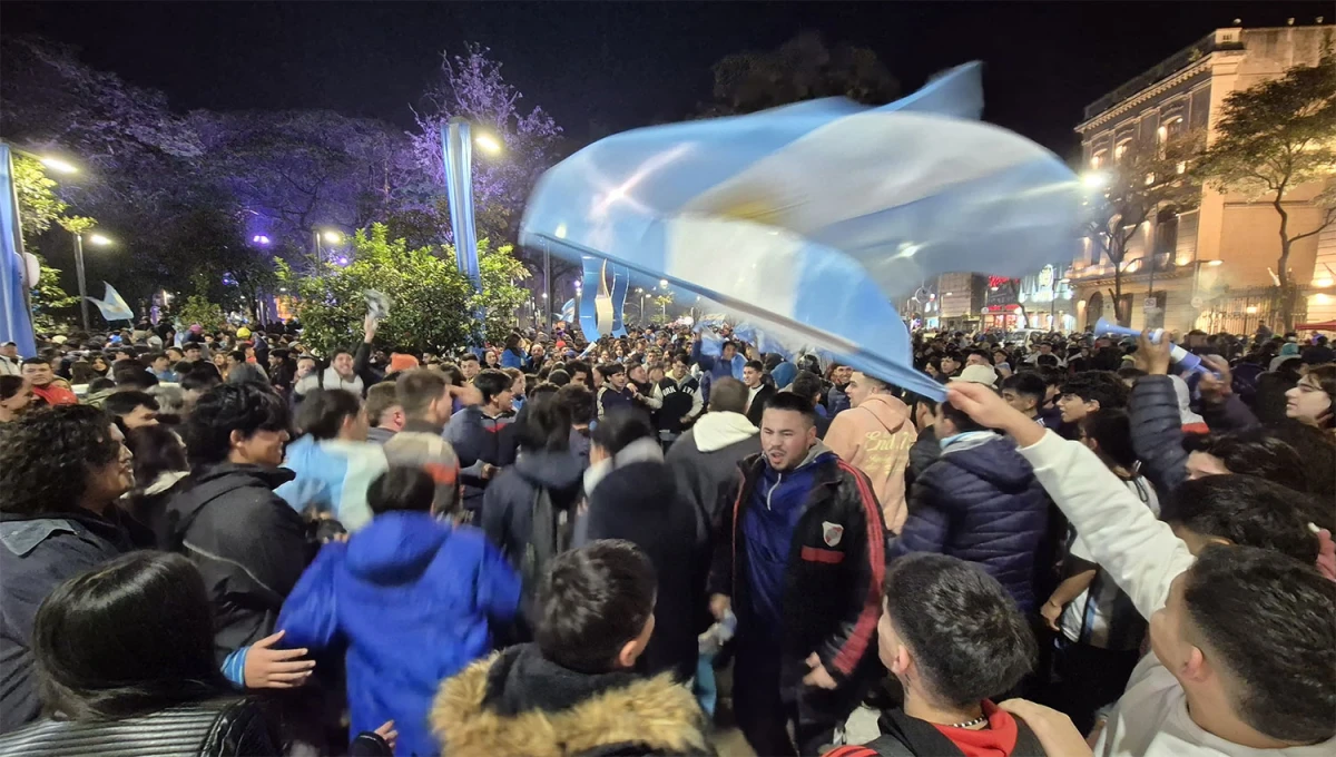 LA FIESTA SIEMPRE ESTÁ. Las bajas temperaturas no evitaron que cientos de tucumanos se volcaran a la plaza Independencia para celebrar una nueva conquista de Messi y la “Scaloneta”.