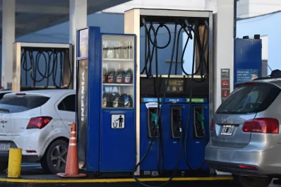 Por la suba de precios, la nafta es más cara en Argentina que en Brasil